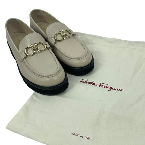 Salvatore Ferragamo Gancini Lug Sole Leather Loafers Beige Size 8.5C - Picture 16 of 16